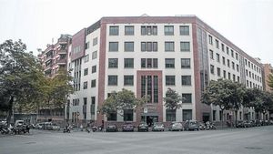 Edifici de Henkel, al carrer de Còrcega. A dalt, el projecte aquitectònic del despatx GCA Architecs.