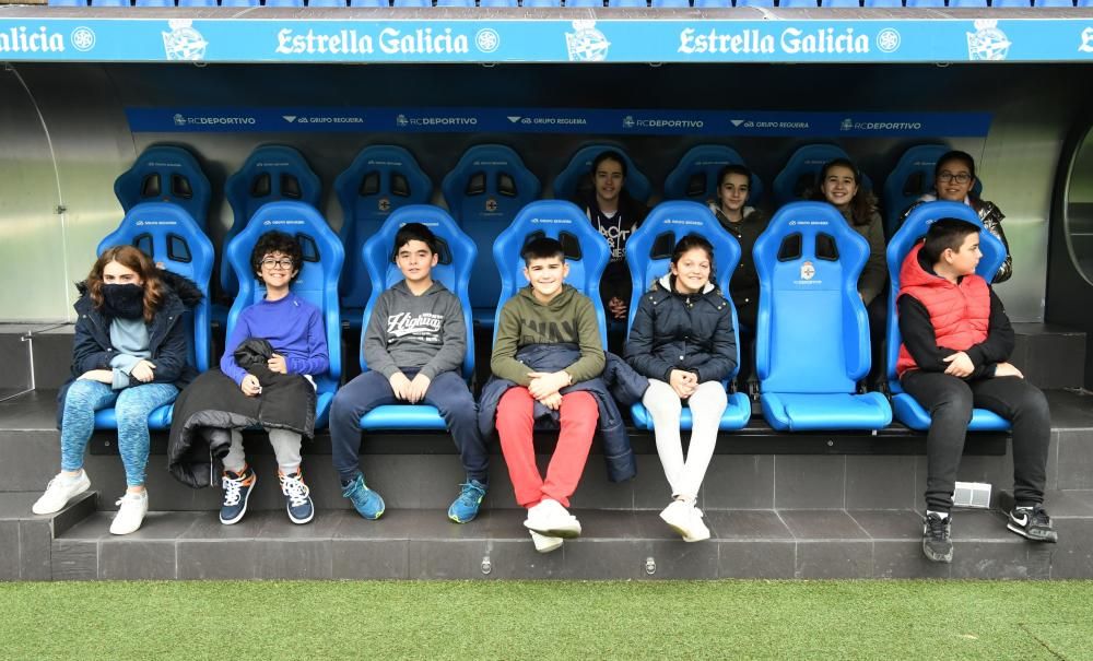 Los estudiantes han realizado un recorrido por los rincones del estadio de Riazor - Han conocido a los jugadores Martí Vilà, del Fabril, y Silvia y Cris, del Dépor Abanca