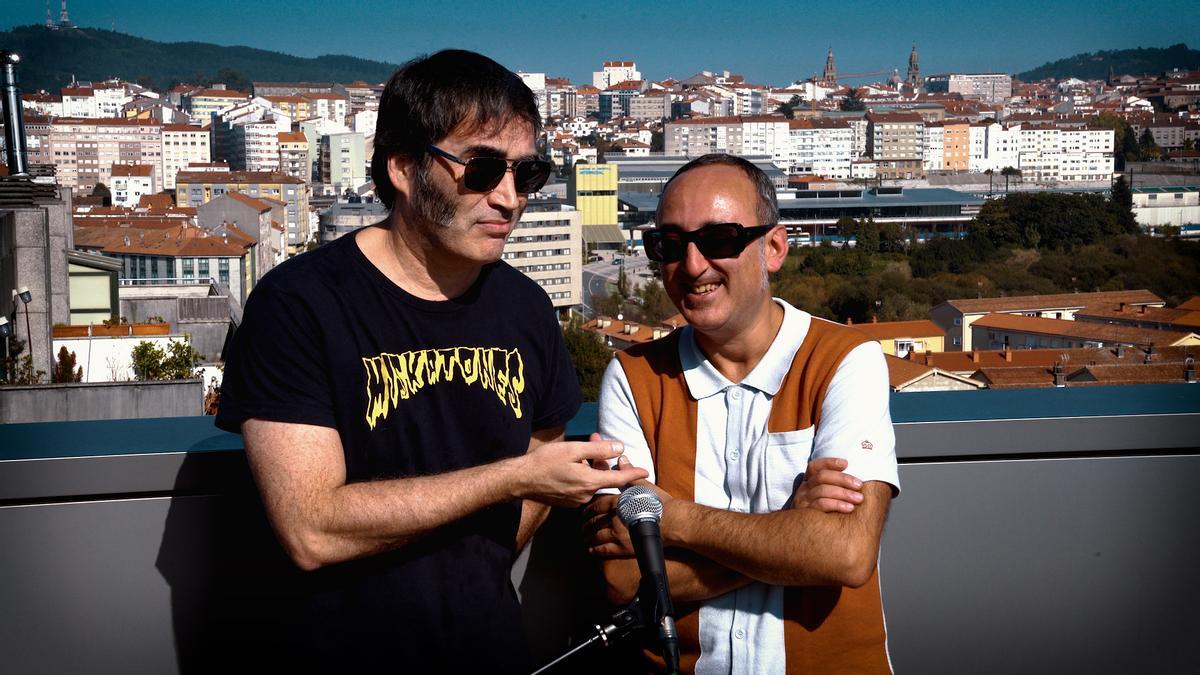 Fran Facal y Alfonso Espiño, del grupo Espiño, durante su visita a EL CORREO para el ciclo 'Concertos na azotea'.