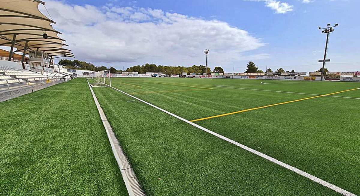 Nuevo césped en el campo municipal de Santa Eulària. | A.S.E.