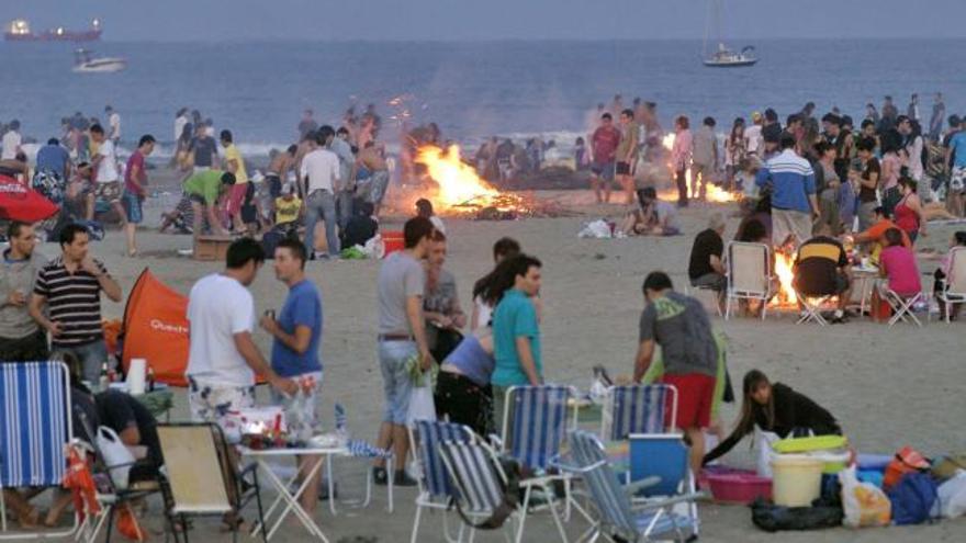 Rito y magia en las playas por Sant Joan