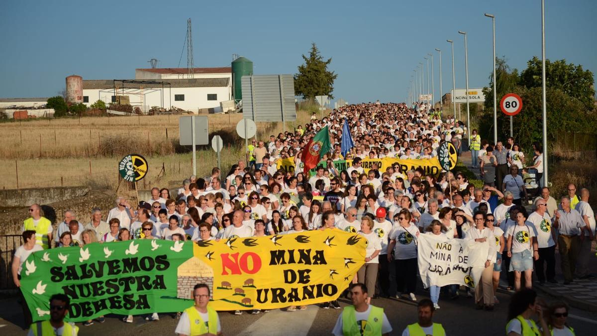 Manifestantes en una de las protestas en contra de la mina de uranio Qbis Resources en Sierra Suroeste.