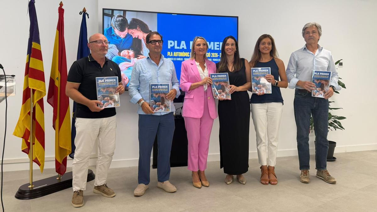 La consellera de Trabajo, Catalina Cabrer, junto a los agentes sociales de Baleares, durante la presentación del Plan de Conciliación.