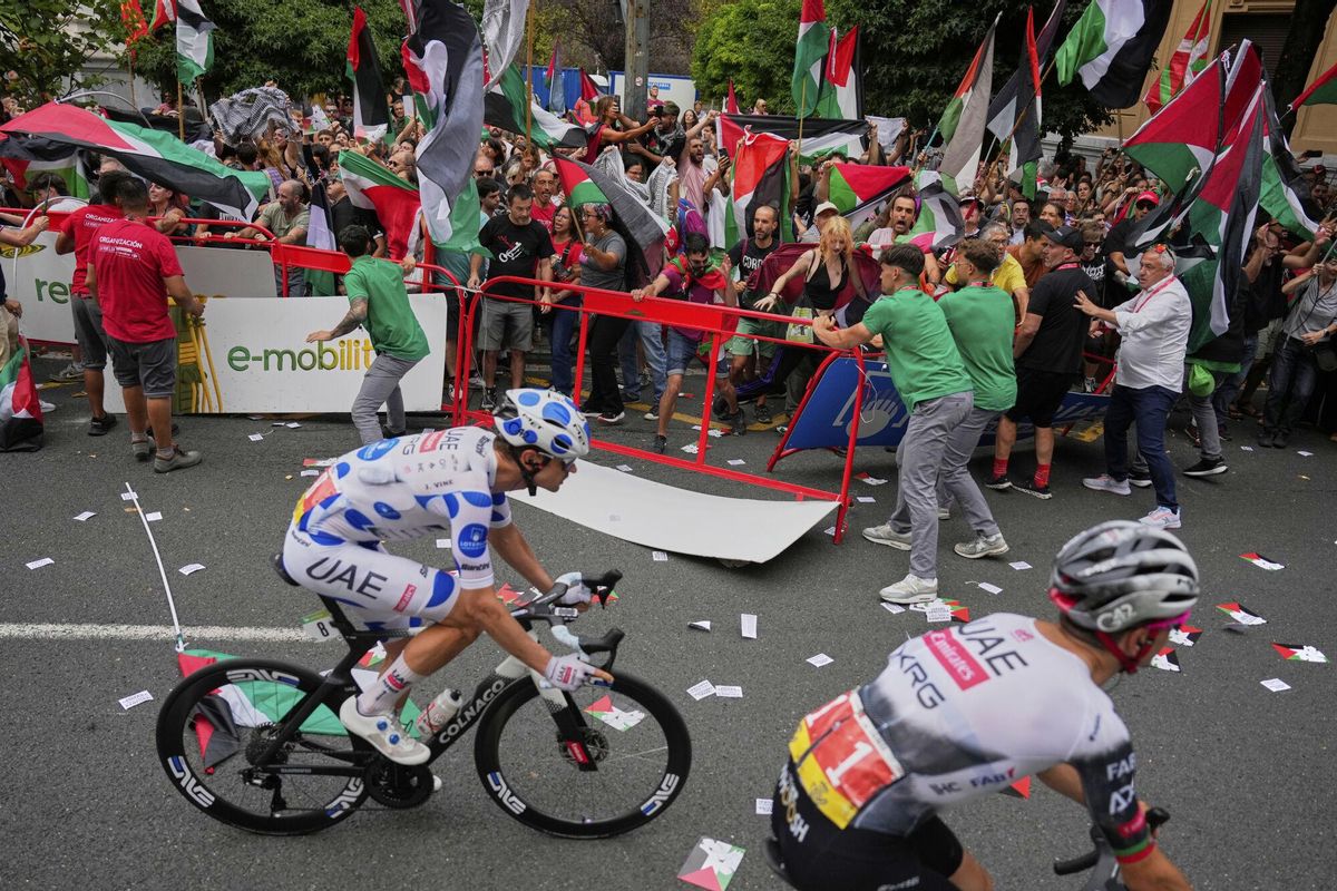 Una protesta multitudinaria pro palestina obliga a cambiar la meta de La Vuelta  en Bilbao