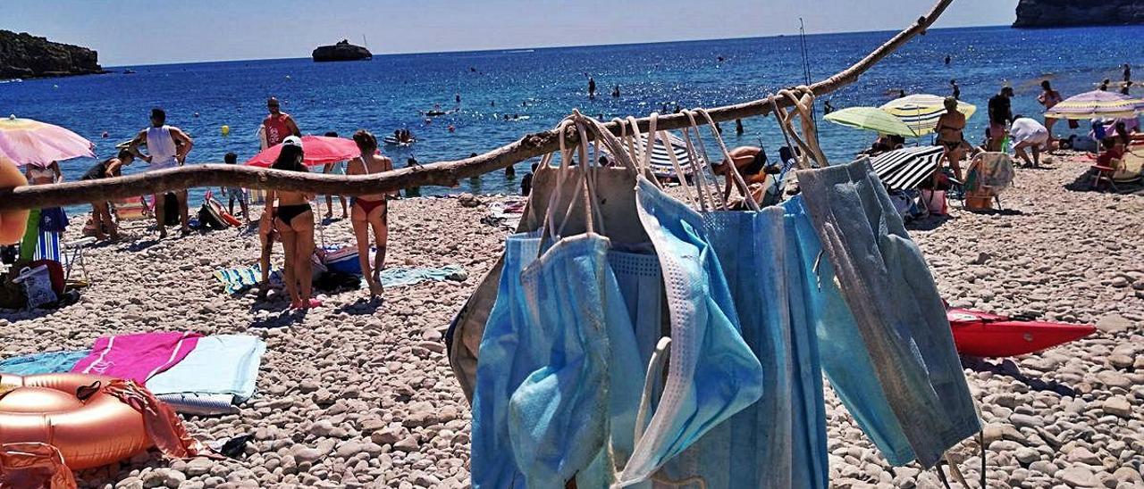 La basura de la pandemia llega a las playas: mascarillas tiradas en el vial de la Barraca de Xàbia