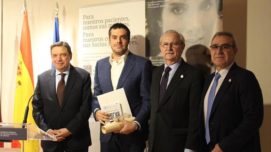 Pérez Azaústre recibe el premio Jovell de manos de Luis Planas
