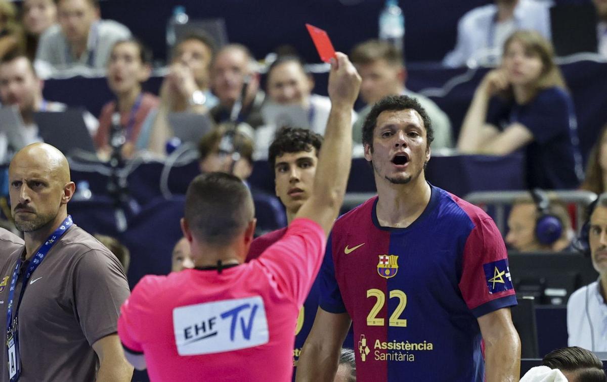 Els àrbitres expulsen el Barça de la lluita per la seva 13a Champions Els àrbitres expulsen el Barça de la lluita per la seva 13a Champions