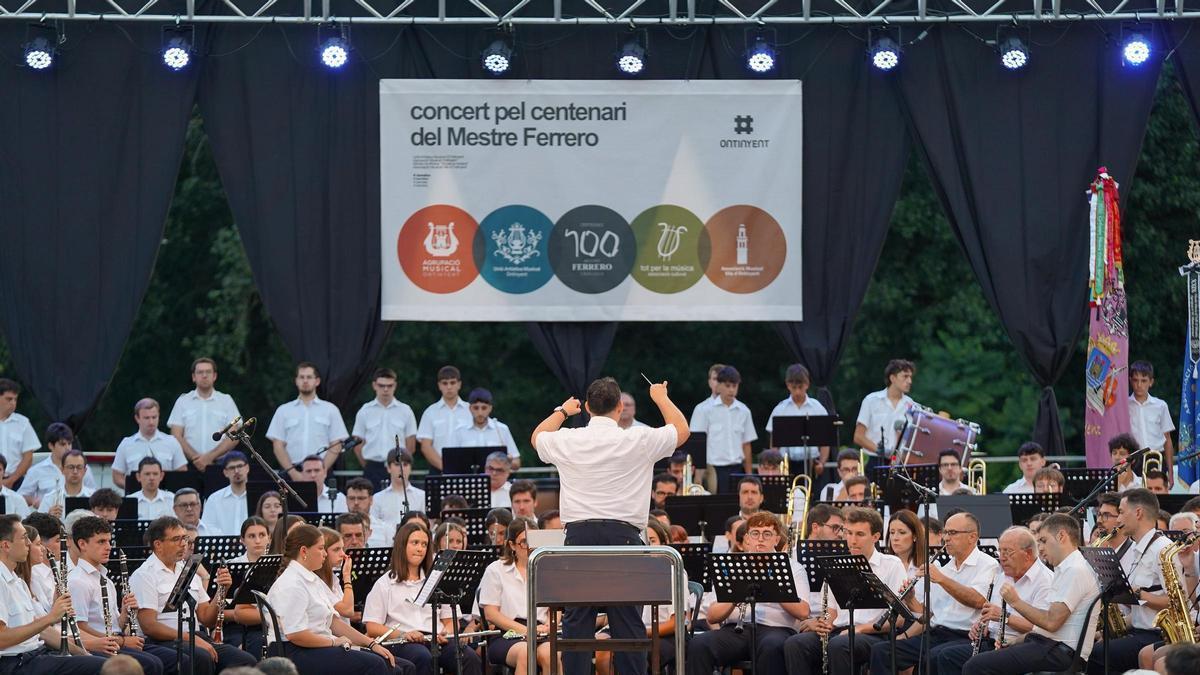 Así fue el histórico homenaje al maestro Ferrero con más de 300 músicos en Ontinyent