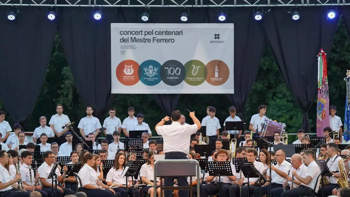 Ontinyent vive un concierto histórico con el homenaje de las cuatro bandas de la ciudad al Maestro Ferrero