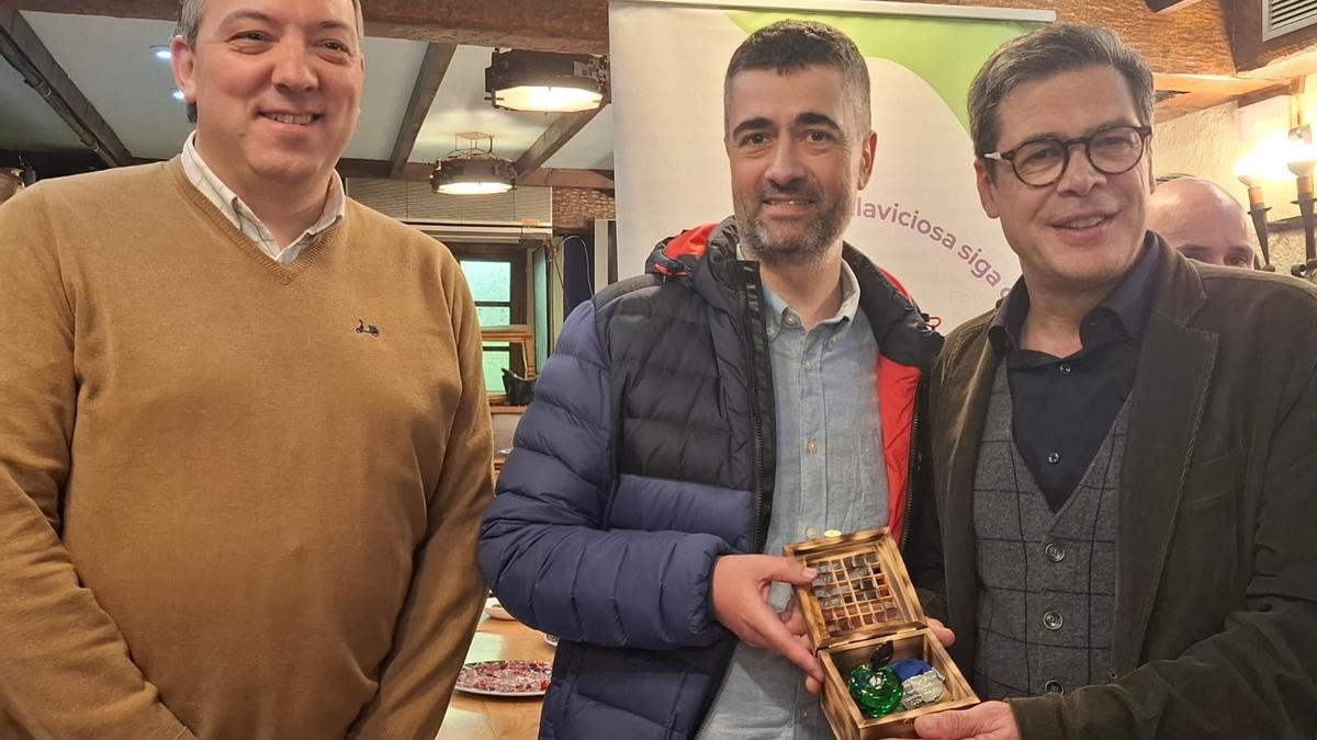 Por la izquierda, Alejandro Vega, Ángel Ballina y José Ángel Hevia, durante el homenaje.