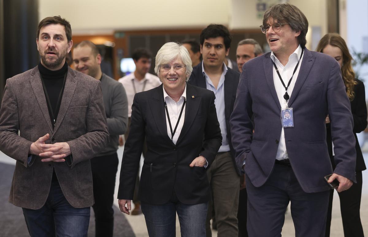 La eurodiputada de Junts Clara Ponsatí asiste al pleno del Parlamento Europeo acompañada de Carles Puigdemont y Toni Comín tras la detención y posterior puesta en libertad en el regreso a Catalunya.
