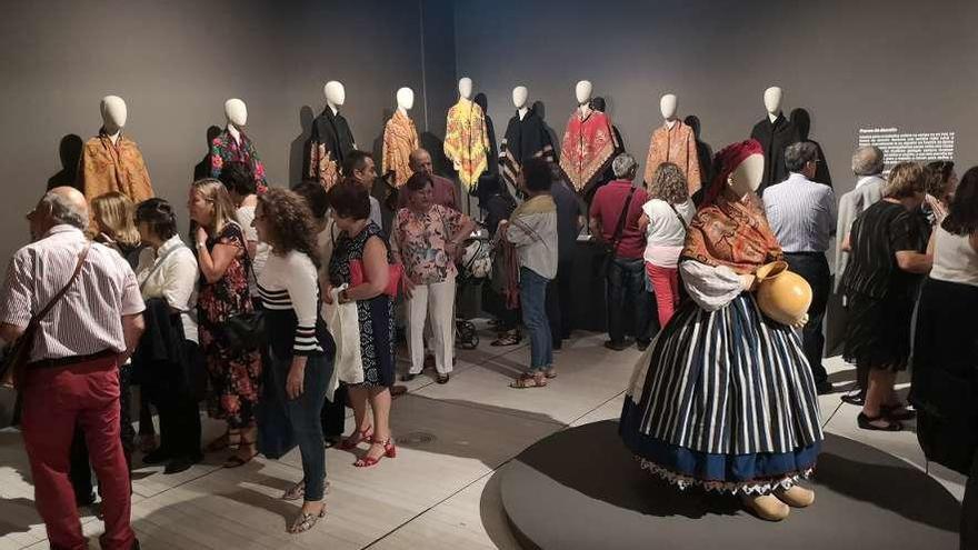 Muestra de &quot;Galicia, a terra dos mil panos&quot; durante una visita guiada. // FdV