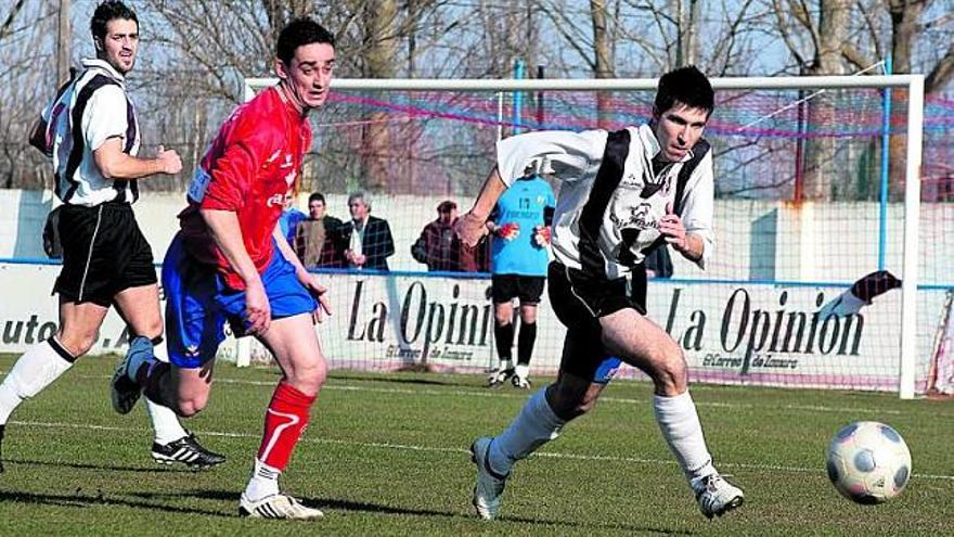 Amavisca persigue a uno de los jugadores vallisoletanos durante el encuentro disputado ayer en «Los Salados».