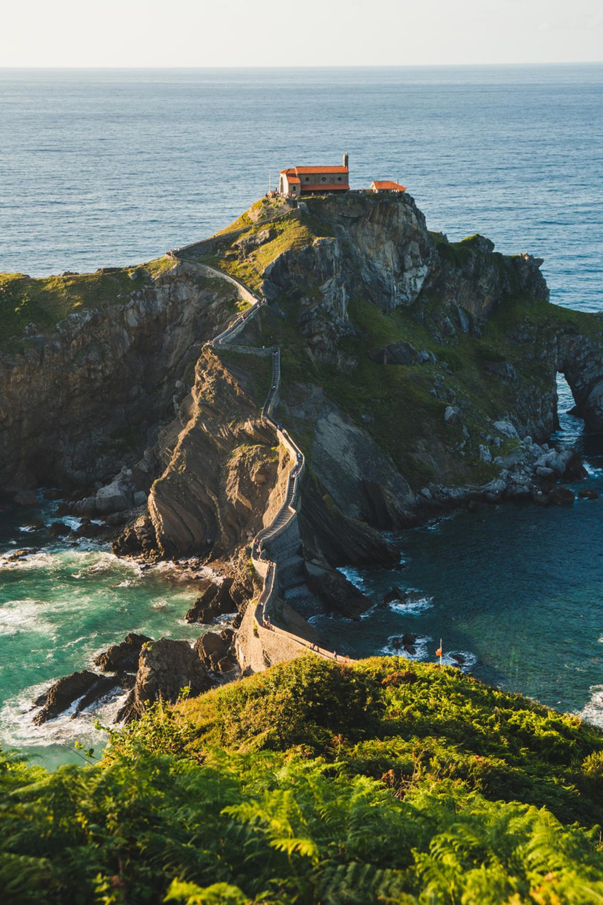 La escalinata hasta San Juan de Gaztelugatxe sobre el Cantábrico