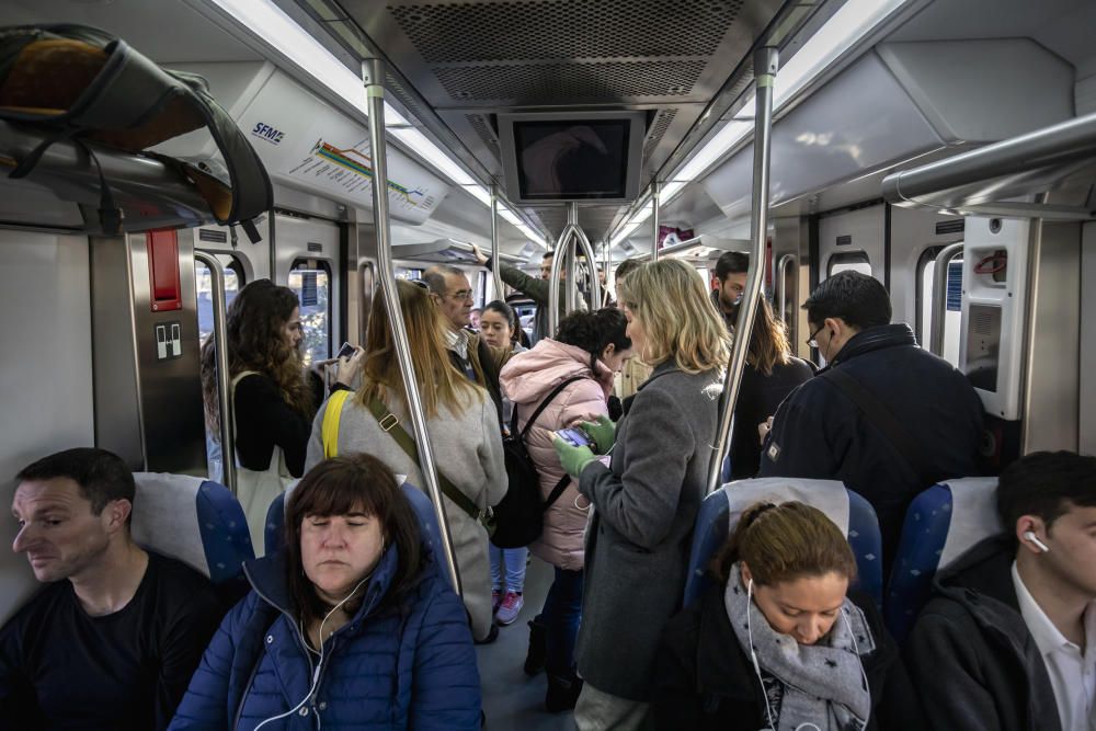 Usuarios del tren reclaman a SFM solucionar las aglomeraciones