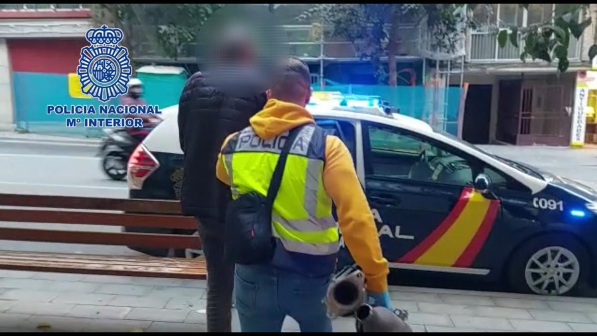 Un policía traslada a un detenido en Alicante al que incautaron catalizadores robados.