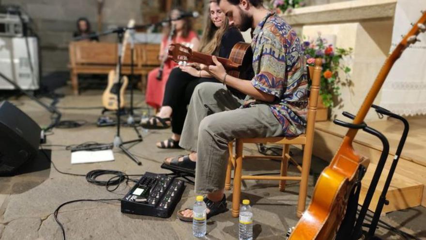 La música de Huckleberry llena de ecos indies la iglesia románica de Santa Marta de Tera