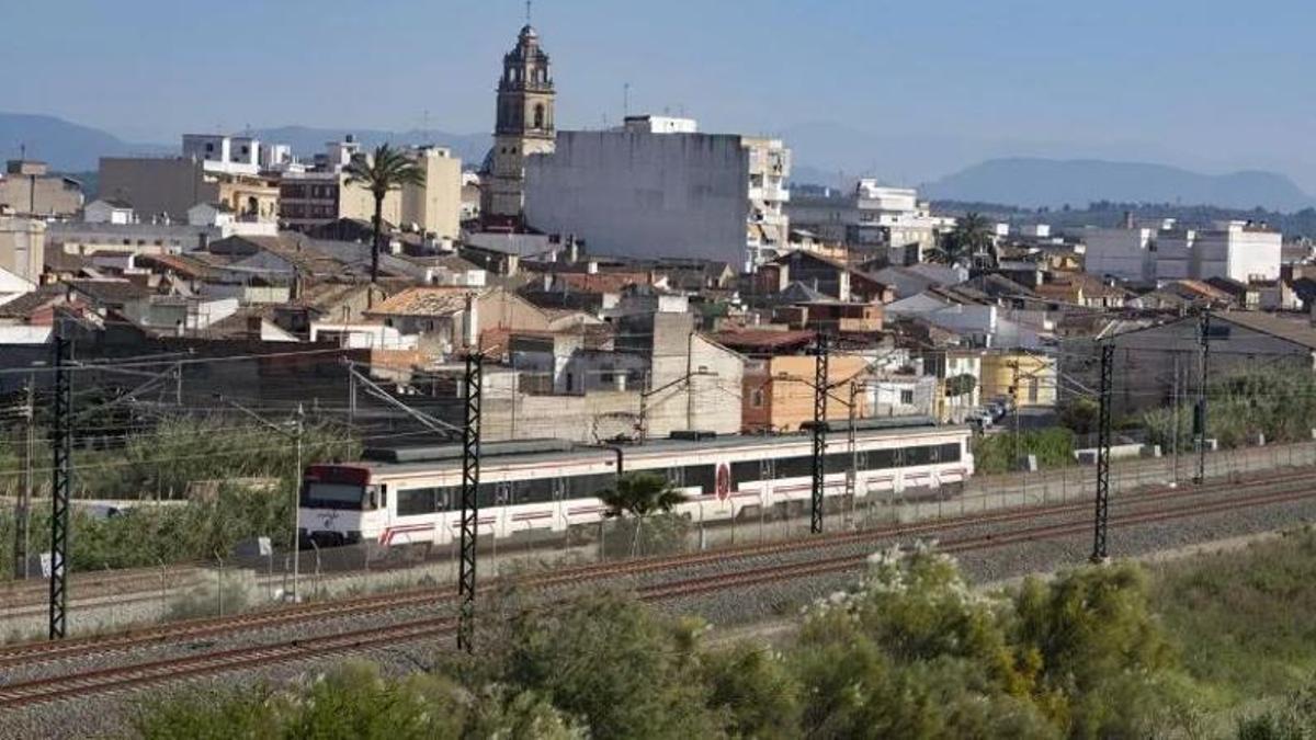 Un tren de Cercanías a la altura de Carcaixent en un aimagen de archivo.