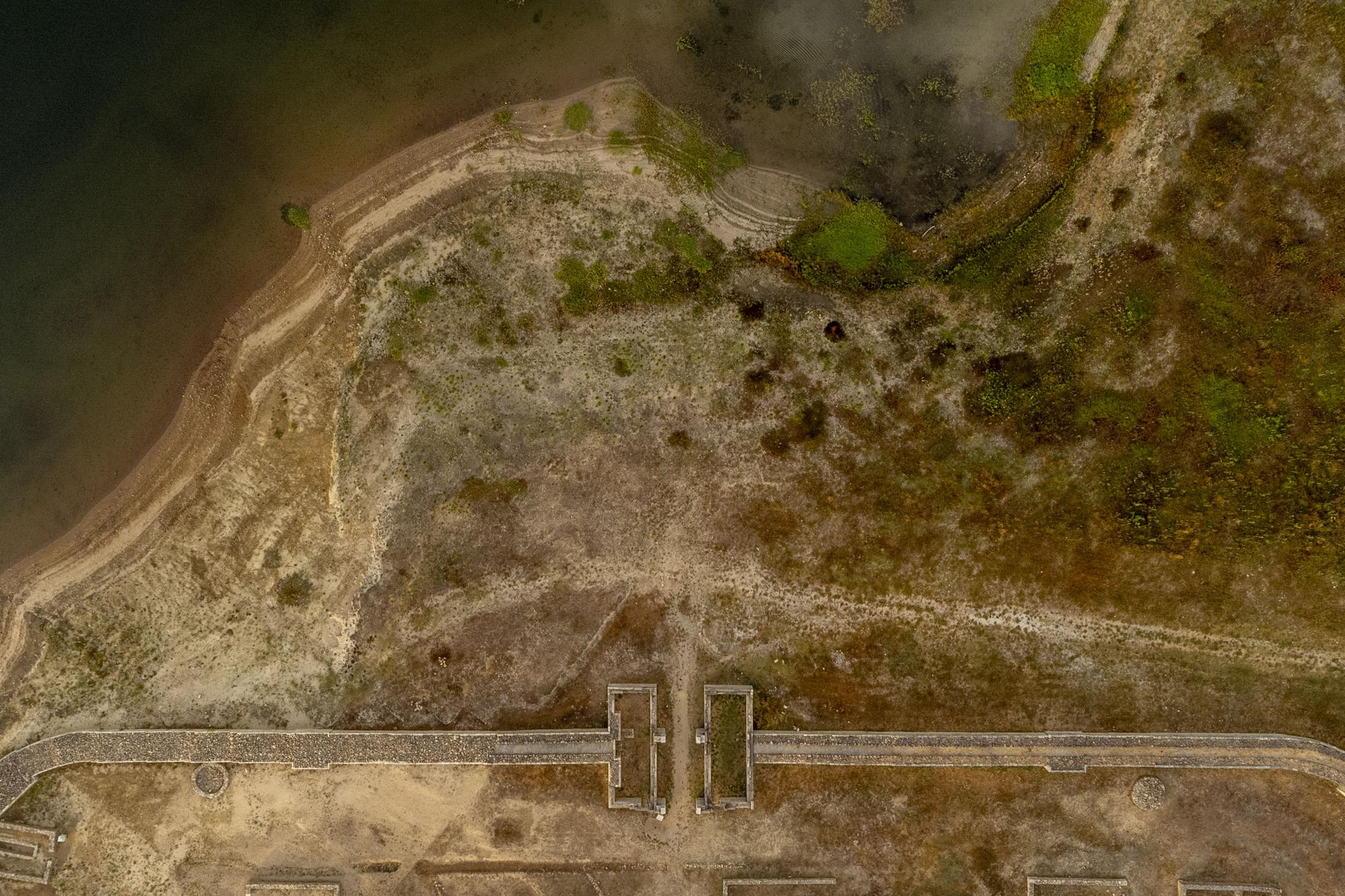El campamento romano Aquis Querquennis, a vista de dron junto a un embalse semivacío