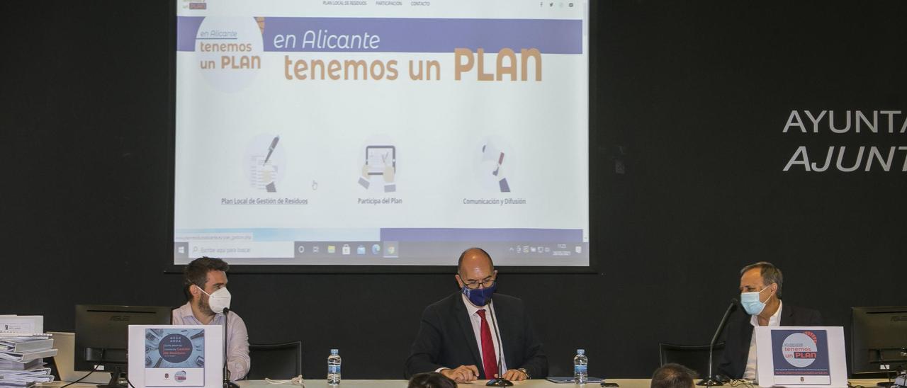 El edil de Limpieza, Manuel Villar (en el centro), junto al jefe de servicio, Manuel Marco, durante la presentación de este viernes