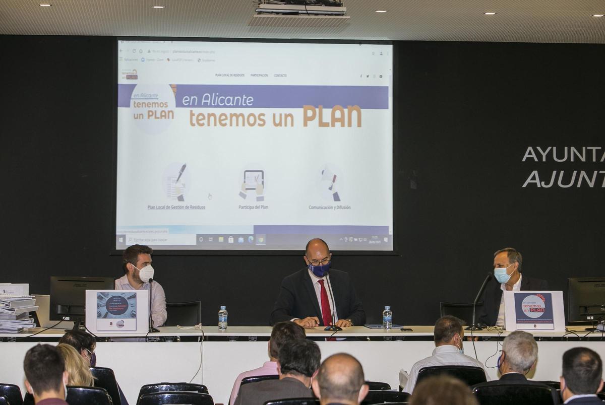 El edil de Limpieza, Manuel Villar (en el centro), junto al jefe de servicio, Manuel Marco, durante la presentación de este viernes