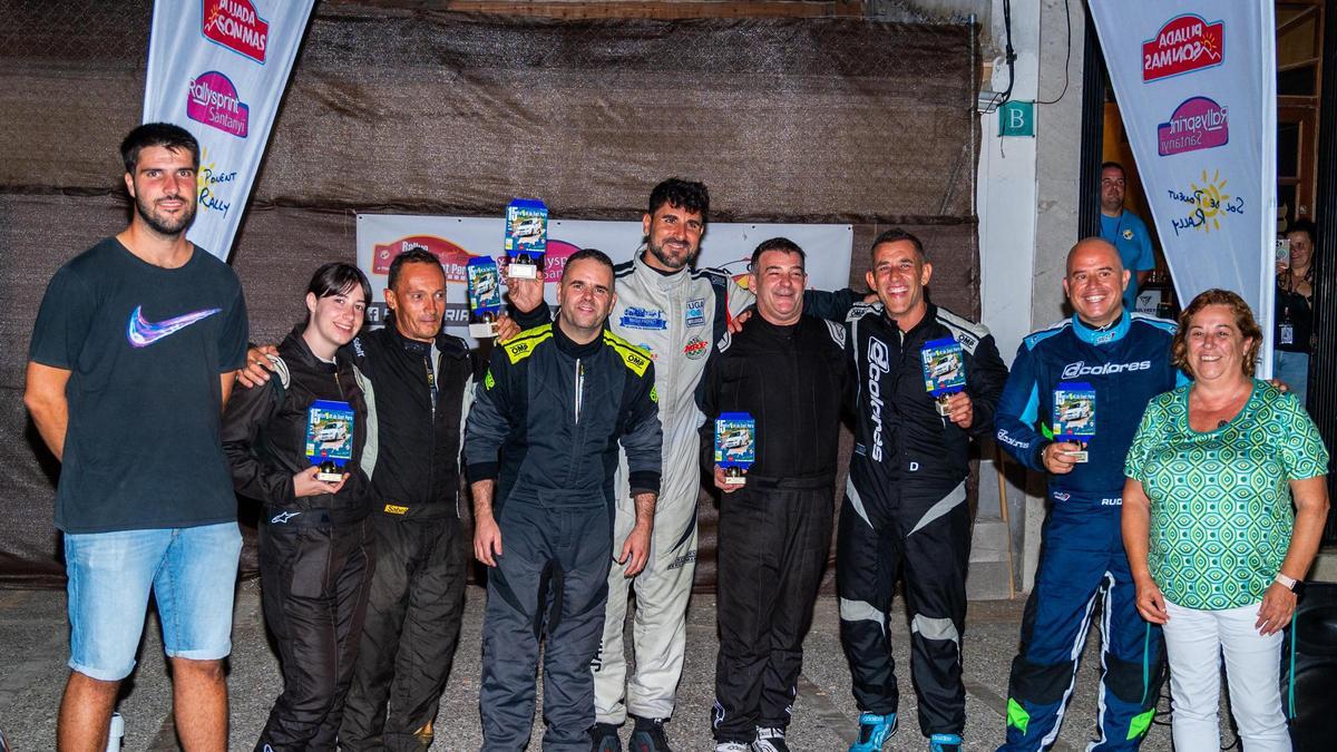 Los integrantes del podio del Rallye Vall de Sant Pere posan juntos con sus premios.