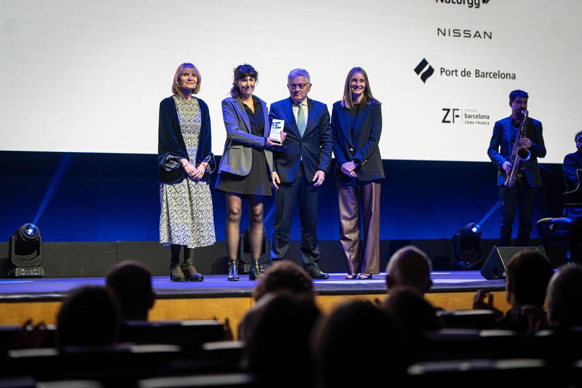 Josep Maria Bonmatí, president de La Fageda Fundació y Silvia Domènech, directora general, recogen el premio Empresa +Impacte Social Corporatiui de manos de Eva Franquès, directora de comunicació de El Corte Inglés Catalunya y Lluïsa Moret, presidenta de la Diputació de Barcelona