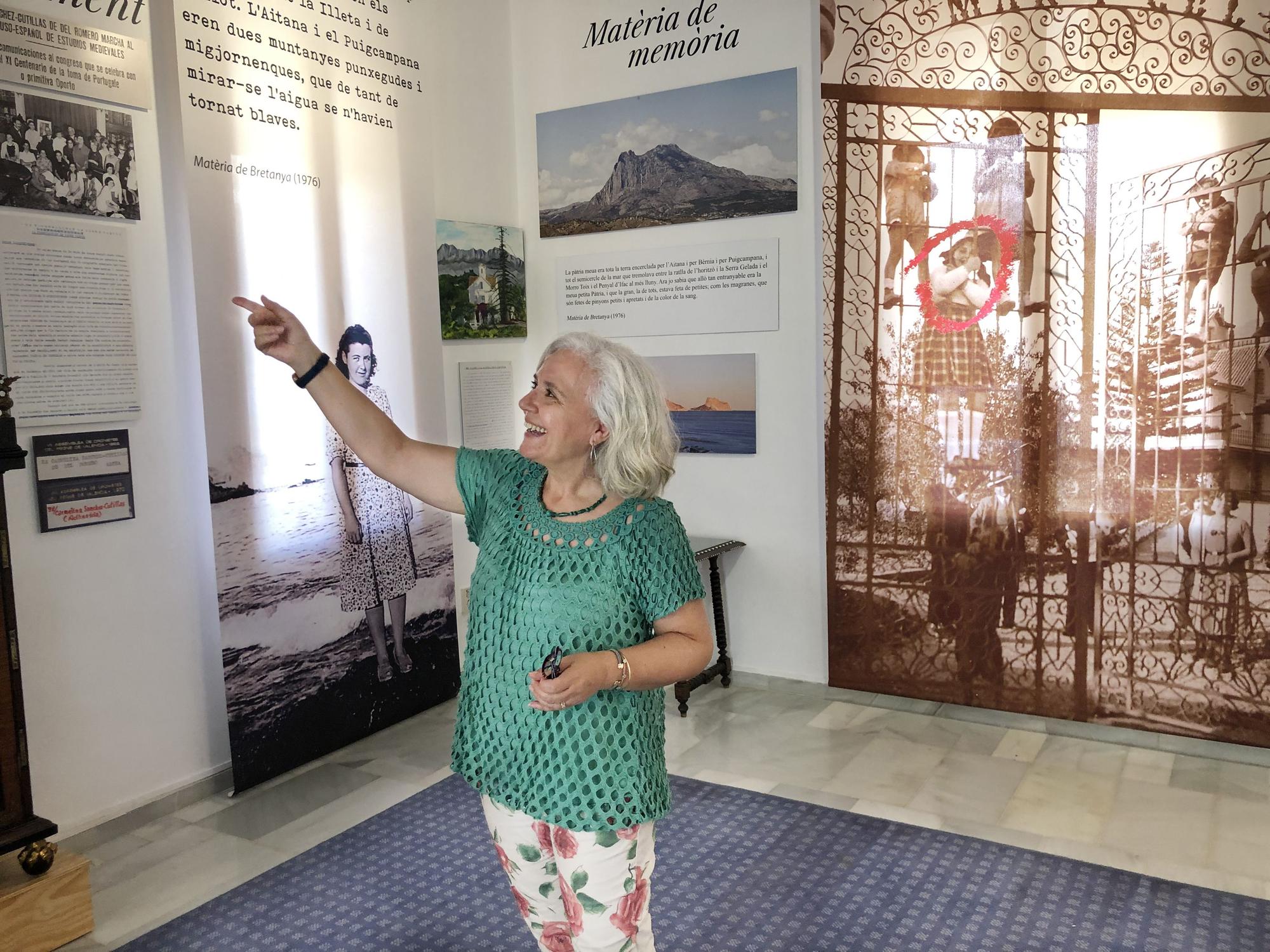 Reme Gadea, directora Aula Didáctica Carmelina Sánchez Cutillas, explica rincón del museo de Villa Gadea.