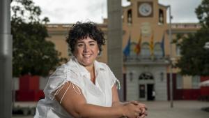 Mireia González, nueva alcaldesa de Santa Coloma, posa para EL PERIÓDICO frente al Ayuntamiento de la ciudad catalana.