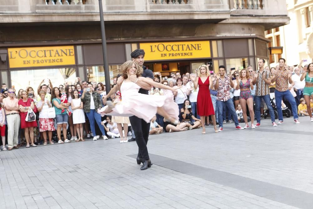 Los artistas del musical "Dirty dancing" hacen una exhibición en la calle en Gijón.