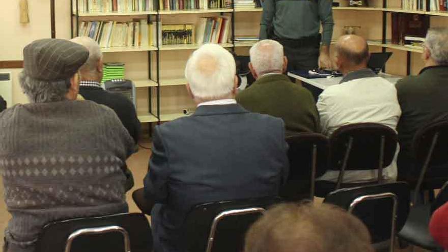 Un grupo de personas mayores, durante el desarrollo de una charla.