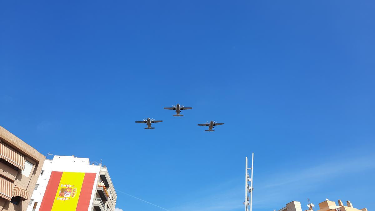 Exhibición aérea para conmemorar la Fiesta Nacional.