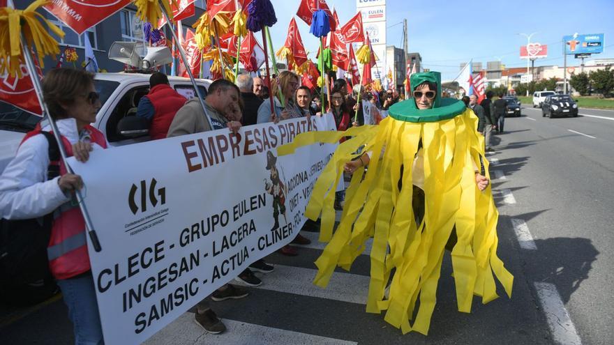 Las fregonas amarillas coruñesas salen a la calle para que se aplique su convenio “de inmediato”