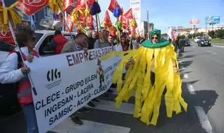 Las fregonas amarillas coruñesas salen a la calle para que se aplique su convenio “de inmediato”