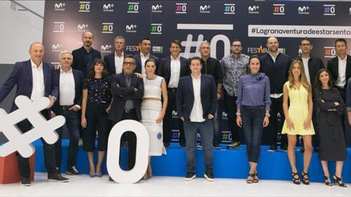 FOTO DE FAMILIA Los profesionales del canal #0 de Movistar+ para la temporada 2016-2017 posa en el Festival de Televisión de Vitoria, ayer.
