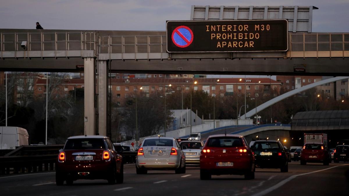 Carteles informativos sobre las restricciones de tráfico en Madrid debido a la contaminación