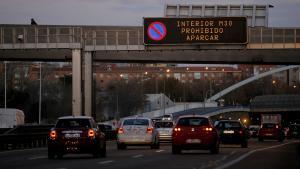 Carteles informativos en la M-30 sobre las restricciones de tráfico en Madrid debido a la contaminación, en un imagen de diciembre.