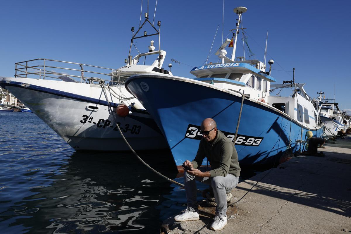 Un pescador del Mediterráneo amarra sus barcos de arrastre en protesta contra la propuesta de la Comisión Europea (CE).