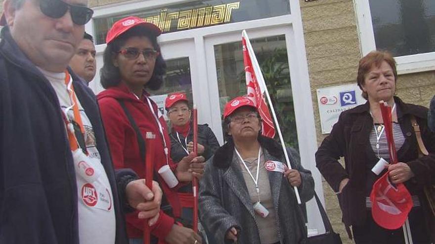 Aspecto de la protesta ayer de los trabajadores del restaurante Miramar