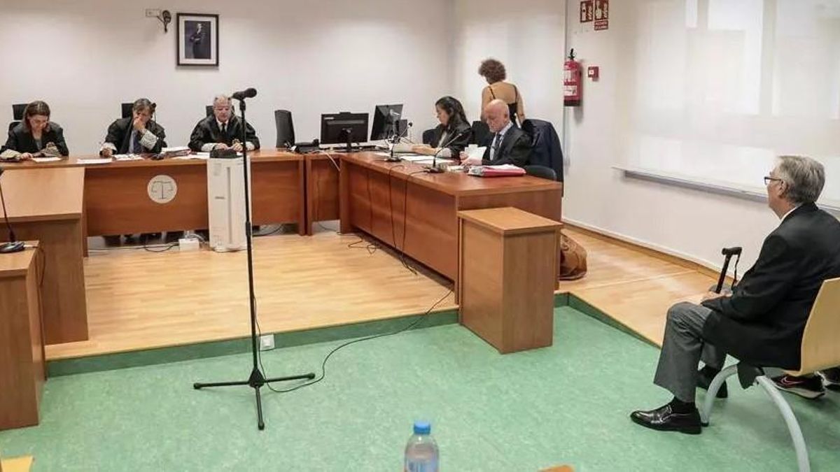 El acusado sentado en el banquillo a la izquierda de la imagen al arranque del juicio