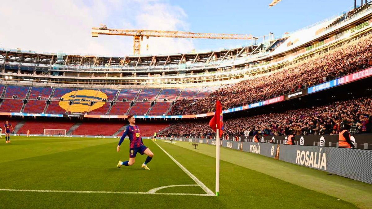 Lewandowski celebra el primer gol del Barça en el nuevo Spotify Camp Nou.