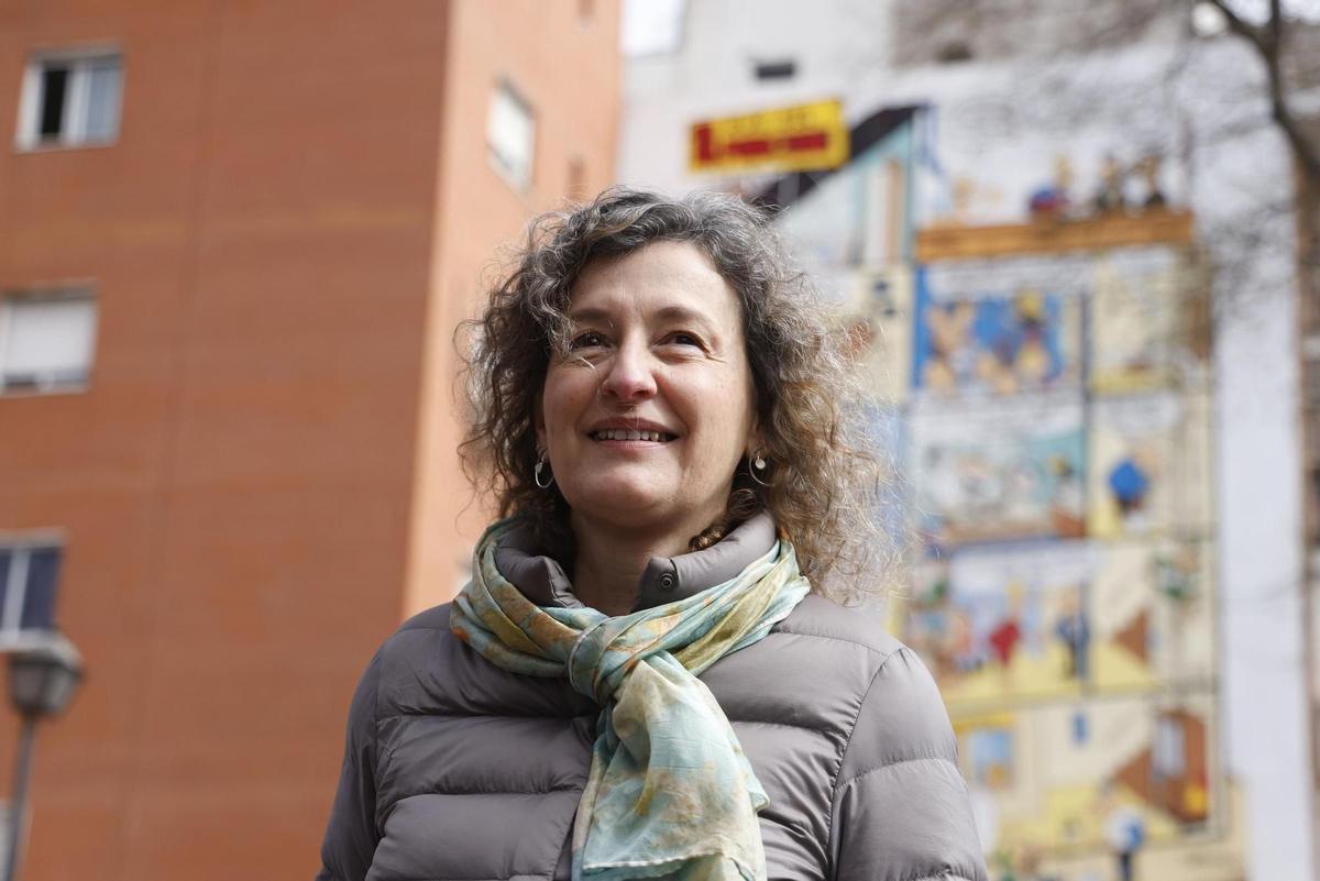 Nuria Ibáñez, hija del creador de 'Mortadelo y Filemón', delante del mural dedicado a su padre.