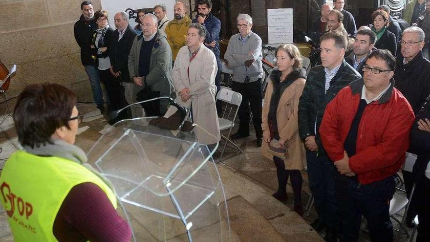 Minuto de silencio por las víctimas de la violencia vial ayer en el Concello. // Rafa Vázquez