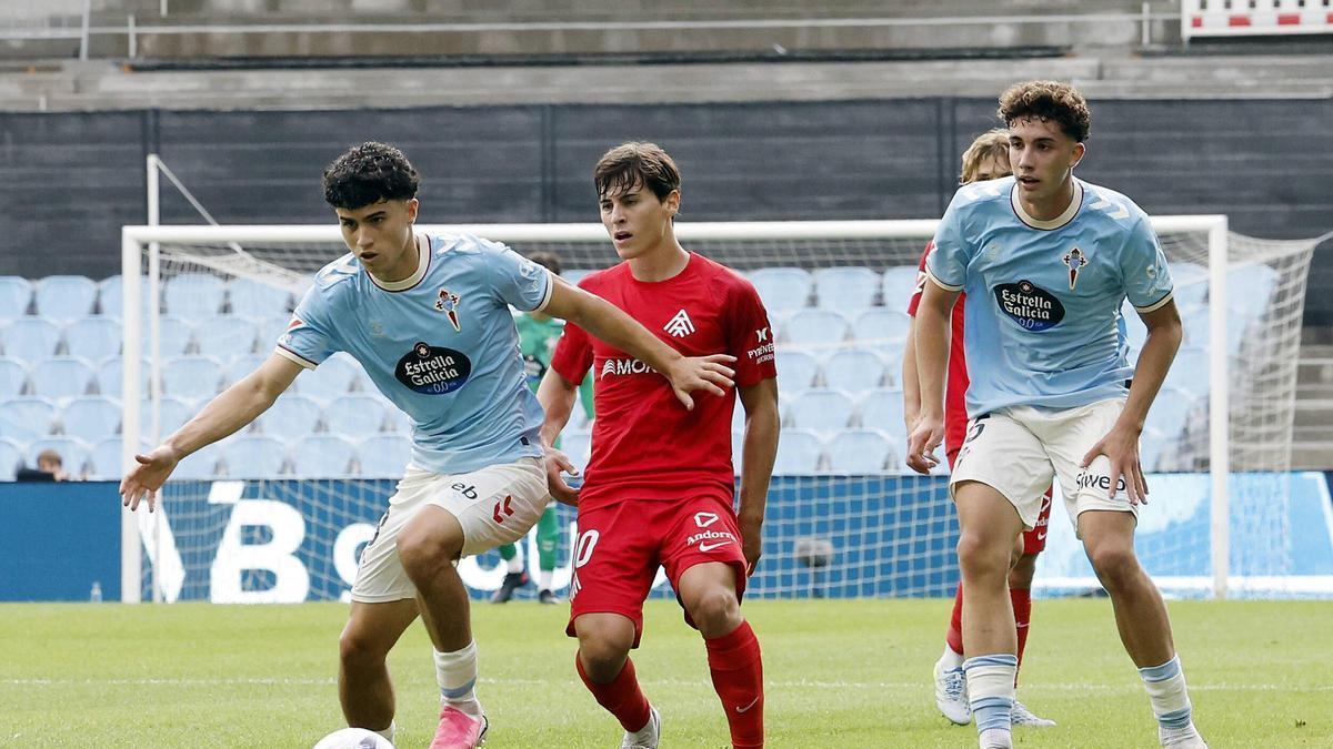 Andrés Antañón y Hugo Burcio durante el reciente partido del Fortuna contra el Andorra en Balaídos.
