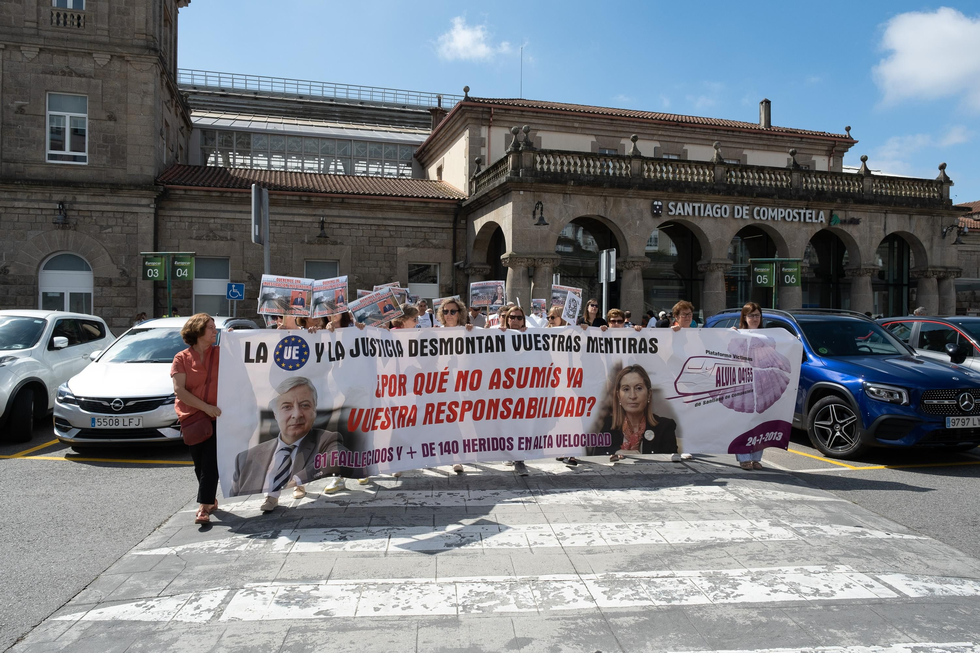 Las víctimas de Angrois se concentran en el Obradoiro en el noveno aniversario del accidente