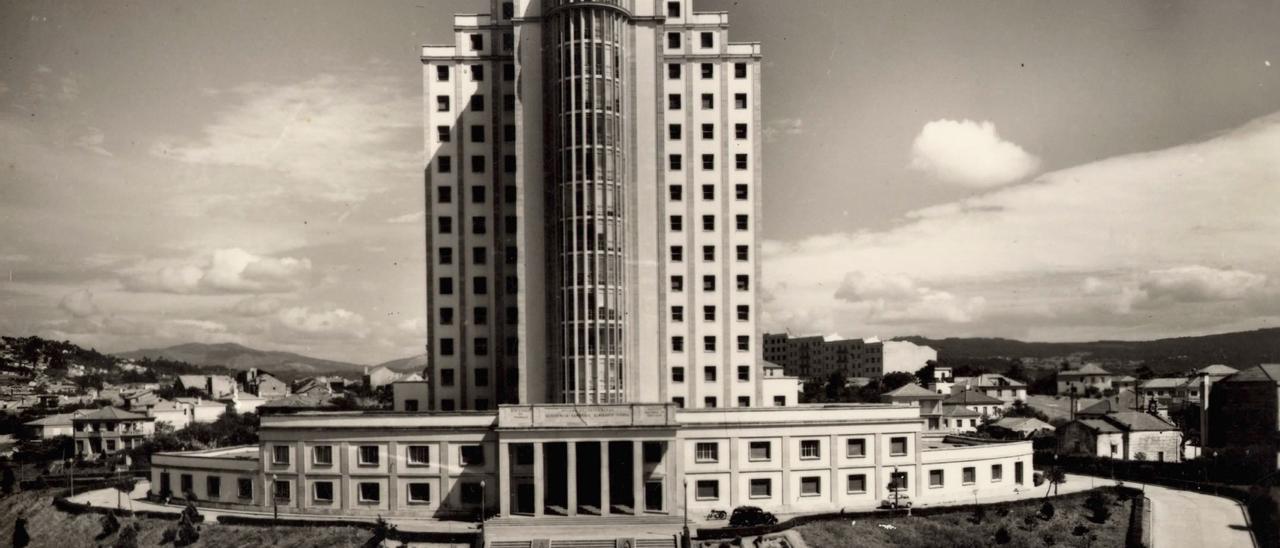 Fotografía del &quot;Pirulí&quot; que en 1965 ilustraba una tarjeta postal de Ediciones París, Zaragoza.