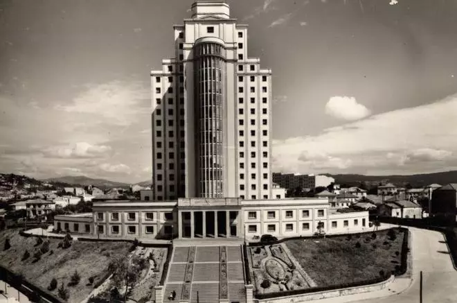 El paso del tiempo del "Pirulí" en postales