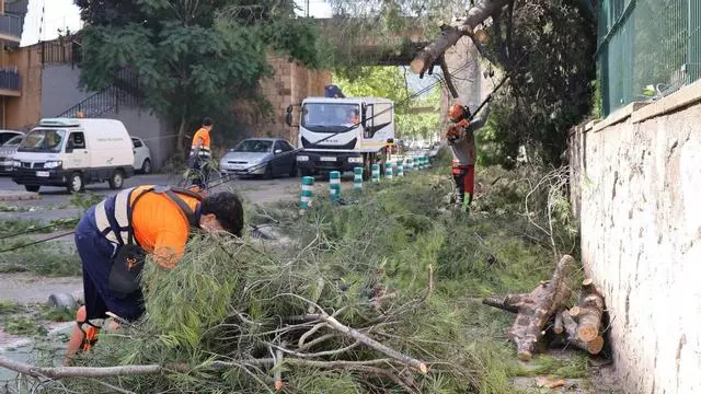 Trabajos de limpieza tras el reventón térmico en Alcoy
