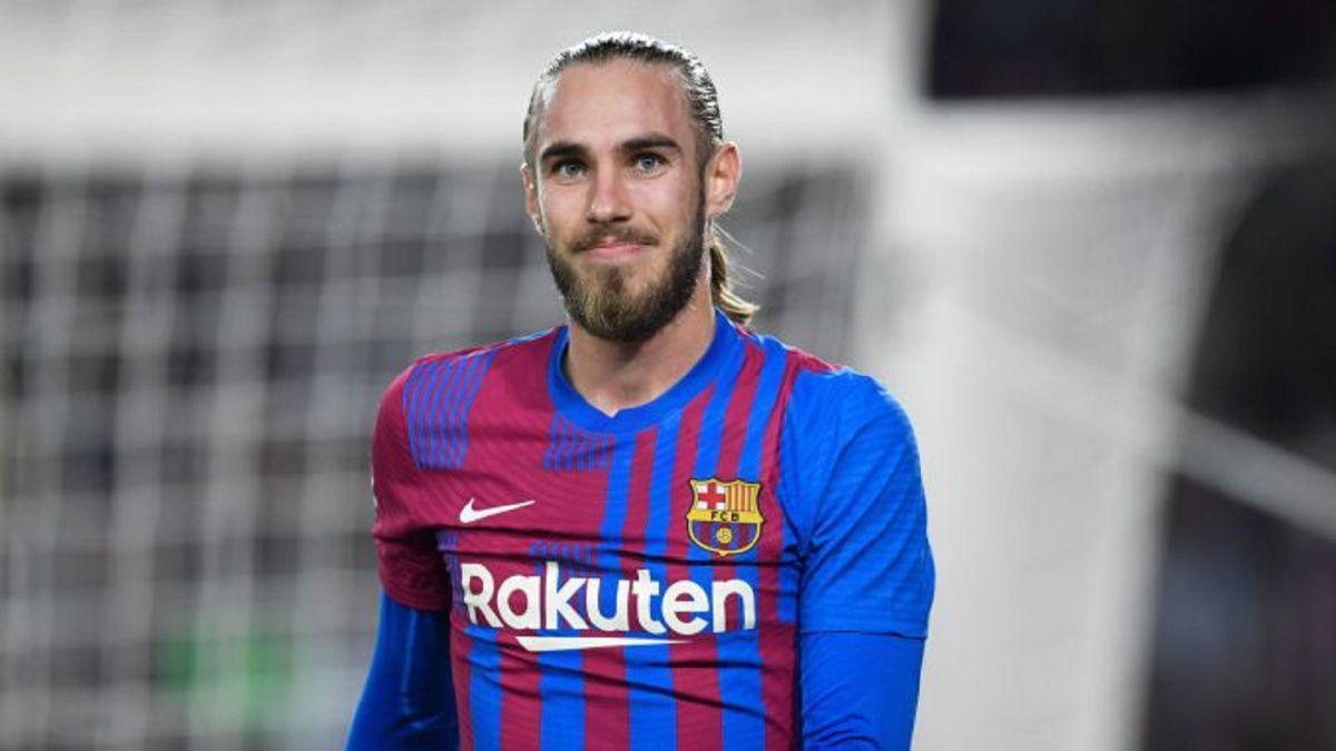 Óscar Mingueza dice adiós a su melena y sorprende a todos con su nuevo look