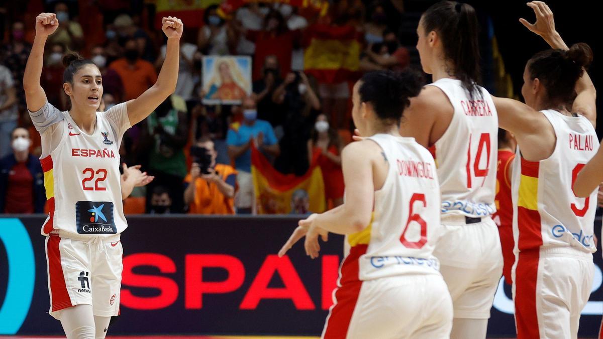 La selección española celebra el triunfo ante Montenegro